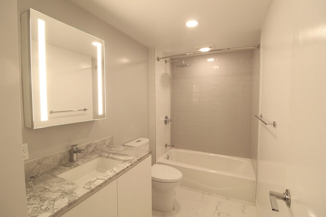Photo - 987 Queen St Unit 3516