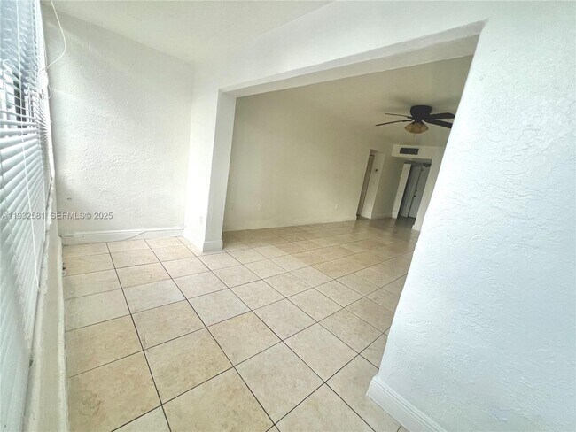 Photo - 1305 W 46th St Unidad 121