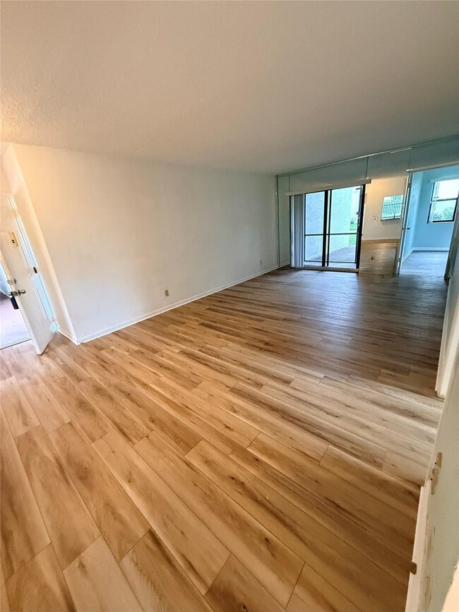 Building Photo - 7406 Woodmont Terrace Unit 106