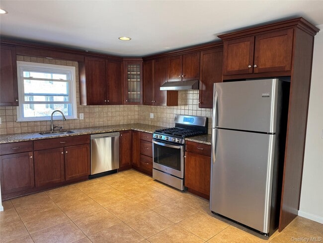 Building Photo - 222 Gainsborg Ave E Unit 2 Rental