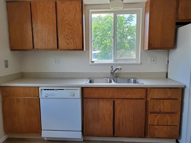 Photo - 1235-1235 32nd St