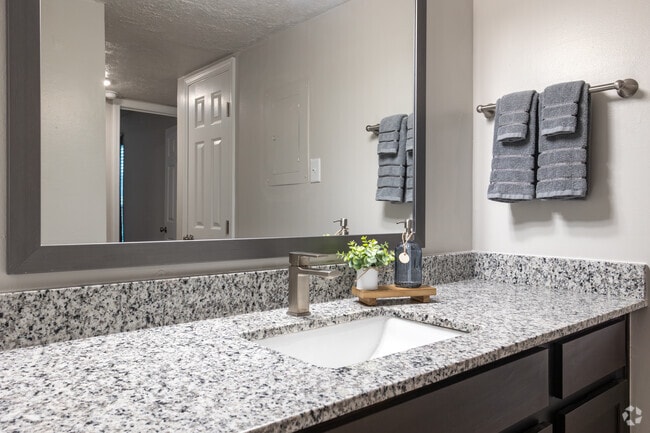1BR, 1BA - 800SF - Primary Bathroom