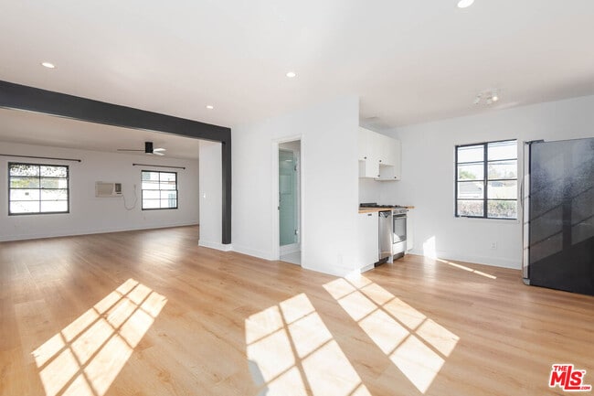 Building Photo - 822 N Detroit St Unit 826.5