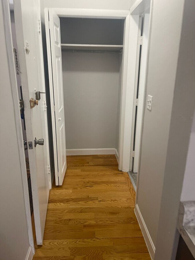 Photo - No Fee July Renovated Sunny Studio With Stainless kitchen Heat hw Inc No Fee Students ok.