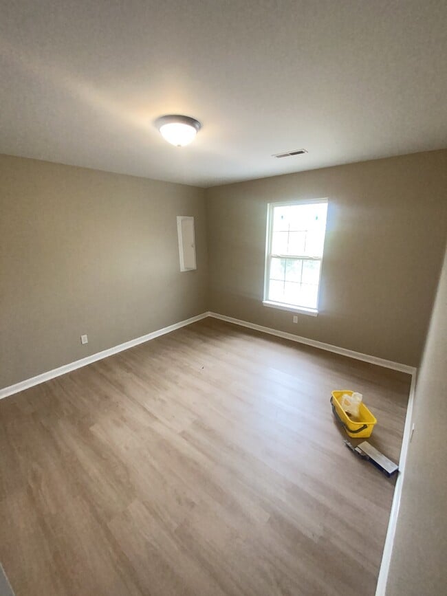 Building Photo - 3329D Moorewood Dr