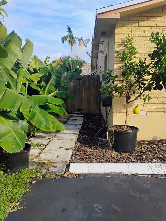 Building Photo - 0 Thomas St Unit 1