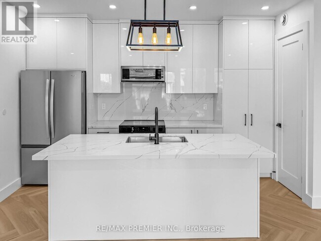 Photo - 757 Dufferin St