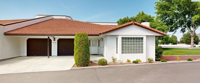 Building Photo - 2 bed, 2 bath townhome in Meadow Springs