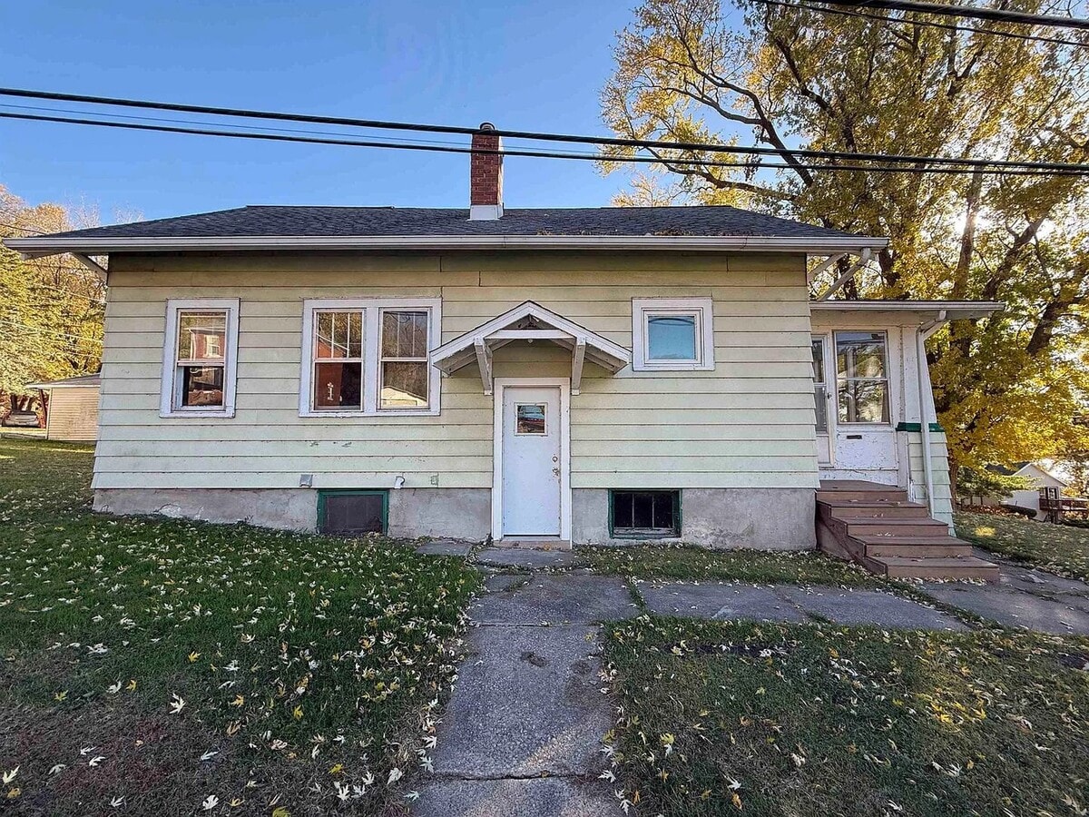 Photo - Charming 3-Bedroom Home with Enclosed Porch and Basement!