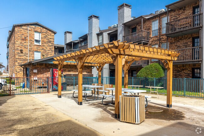 Cenador al aire libre - Chapel Oaks Apartments