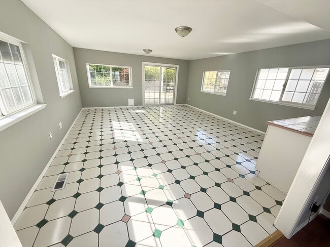 1241 Lansing Ave W