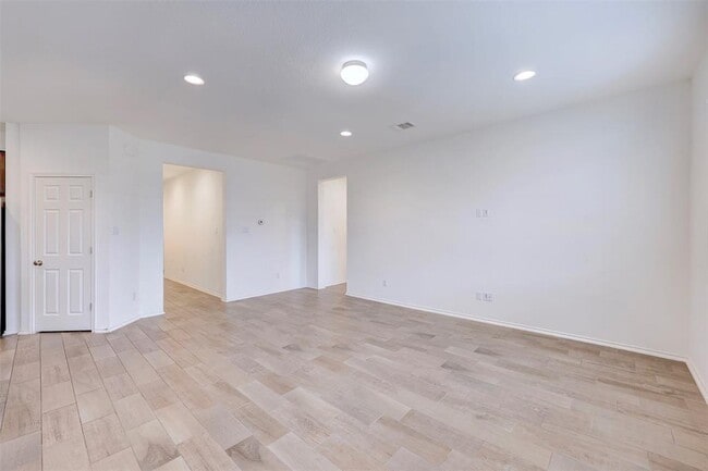 Photo - 307 Simmental Loop