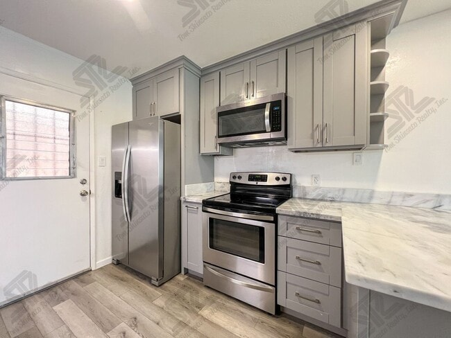Building Photo - 2 Bedroom Unit, 1.5 baths with one assigne... Rental