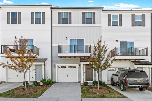 Building Photo - Your Perfect Charlotte Townhome Awaits — B...
