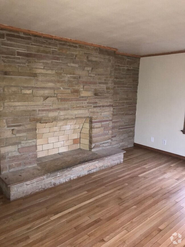 Building Photo - HUGE NICE 3BR SINGLE FAMILY HOME, PARKING,...