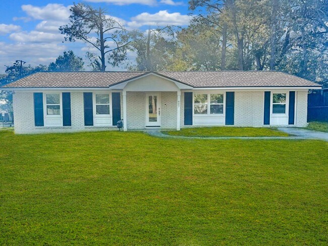 Building Photo - Beautiful white brick ranch styled home off White Bluff in Savannah, Ga!