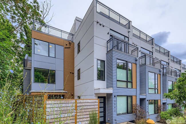 Building Photo - Spacious end-unit 3 bed townhome near Seat...