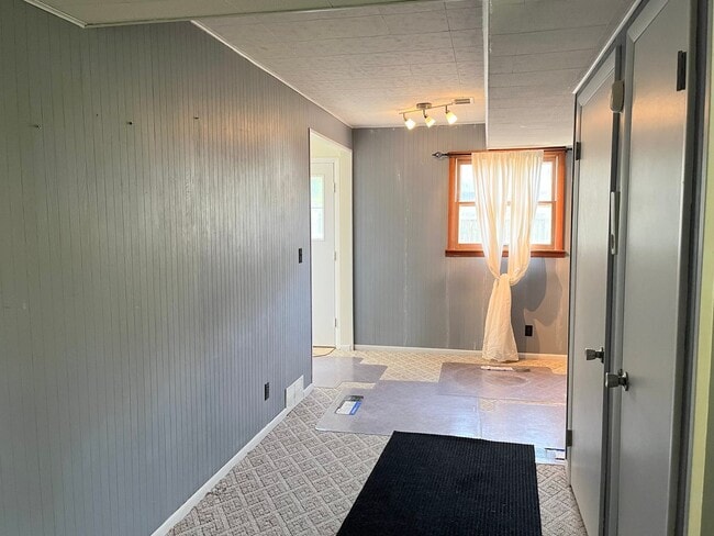Building Photo - 3-bedroom, 1.5 bathroom unfurnished home i...