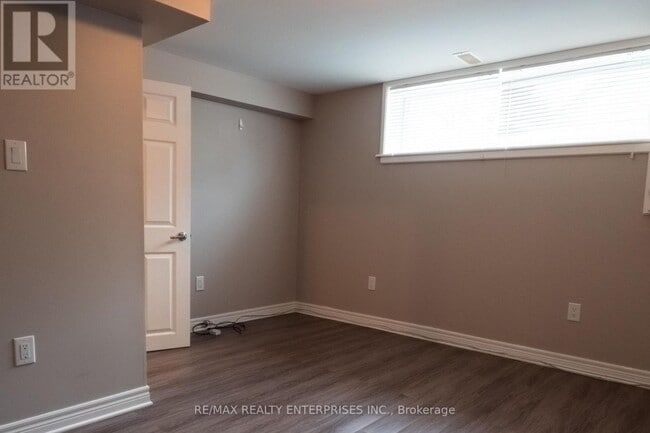 Photo - 8 Salmond Ct