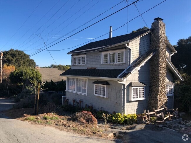 Building Photo - Historic 2-bedroom, 1.5 bath home in the h...