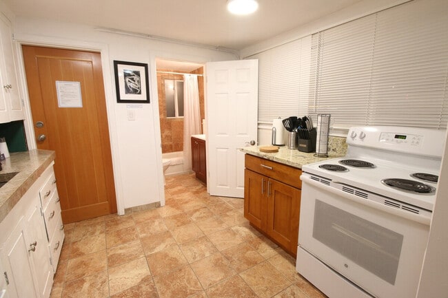 Photo - 2430 Alki Ave SW Unidad ID1051267P