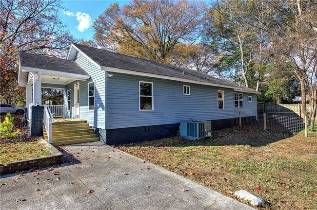 Photo - 415 E 10th St