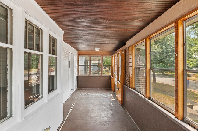 Photo - 220 Valley Ave SW