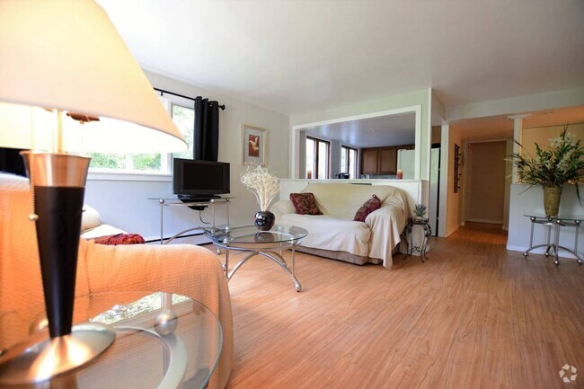 Building Photo - 924 Danby Rd Unit 2 Rental