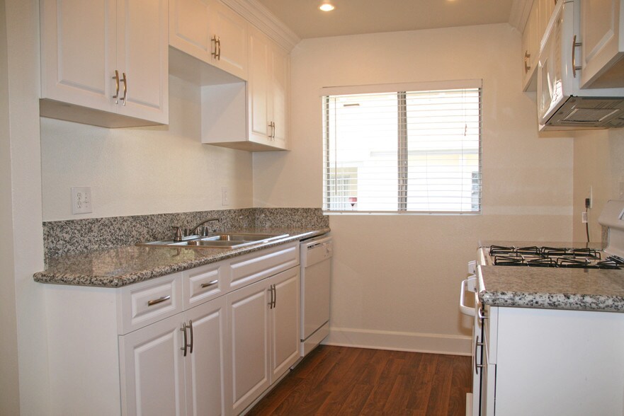 LincolnMoody Apartments For Rent in Cypress, CA