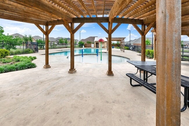 Photo - 720 Willow View Way