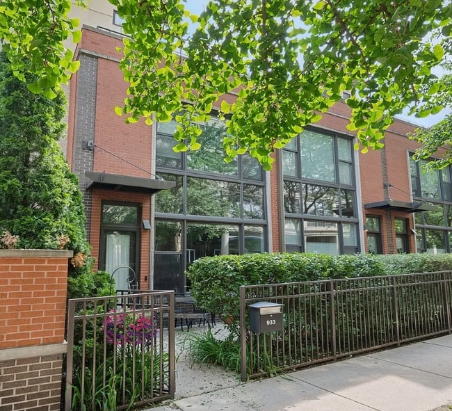 Building Photo - 945 N Howe St Unit H Rental