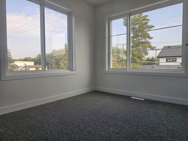 Photo - 15315-15395 95 Ave NW