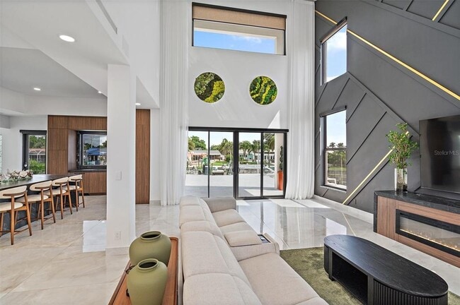 Photo - 585 Dolphin Ave SE