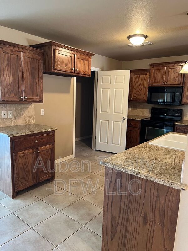 Photo - 2800 Steve's Way