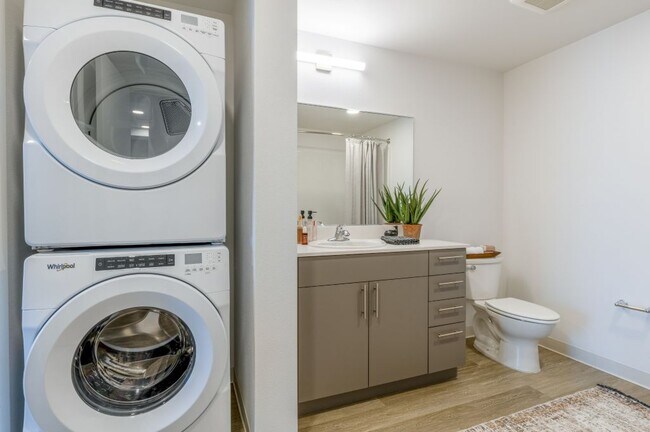 Modelo de 2 habitaciones - Segundo baño, lavadora y secadora de tamaño completo en la unidad.