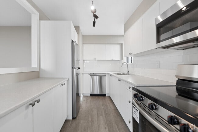 2BR, 1BA - 905SF - Kitchen