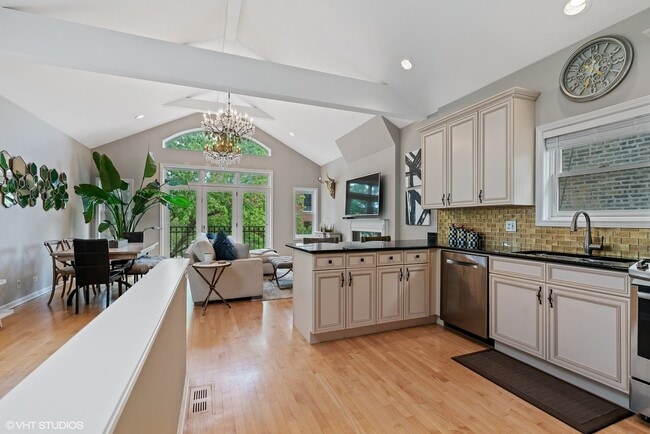 Photo - 840 N Wood St Unit 3