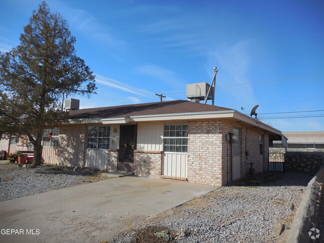 Building Photo - 2109 Lake Omega St Rental