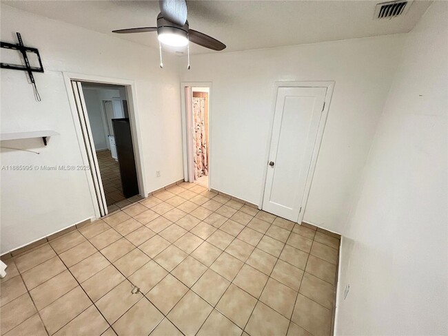 Photo - 200 W 53rd Terrace Unidad A