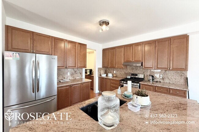 Photo - Stunning Renovated 4-Bedroom + Den Detache...