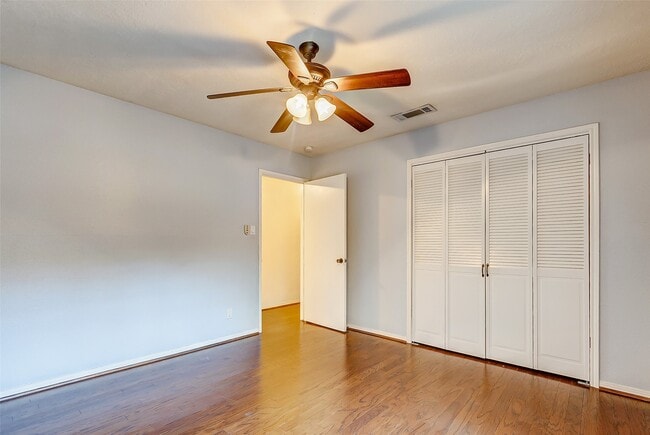 Building Photo - 7350 Kirby Dr Unit 5