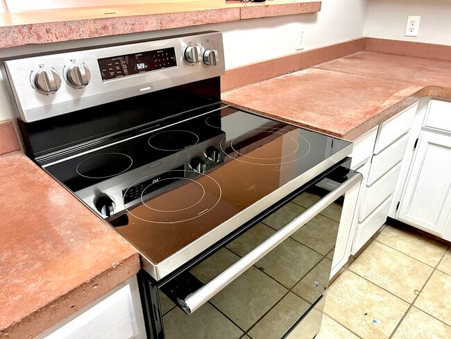 Photo - 406 E 31st St