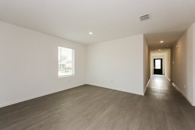 Photo - 100 Wild Rose Dr