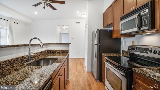 Building Photo - 1501 27th St SE Unit 406 Rental