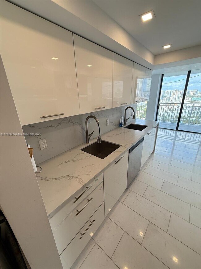 Photo - 210 174th St Unidad 2310