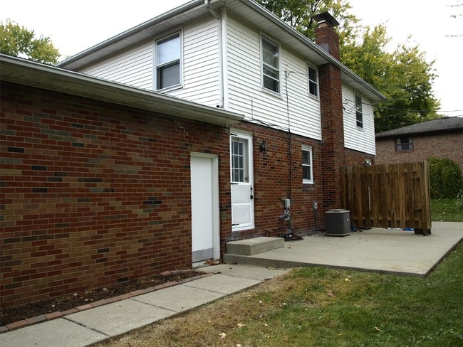 2415 Carlyle St NW