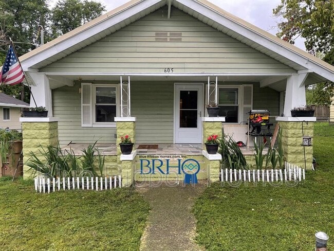 Photo - 605 Victory St NW