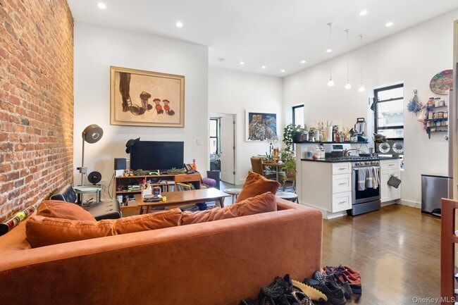Building Photo - 880 Wyckoff Ave Unit 3A