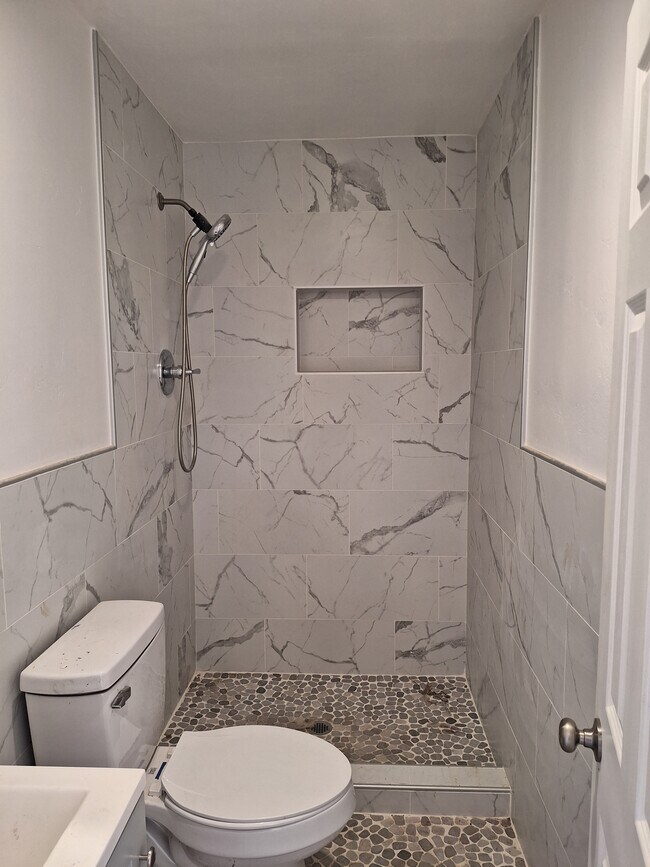 bath - 4639 N 3rd Ave