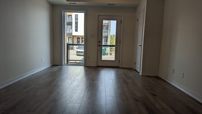 Photo - 261 Woodbine Av